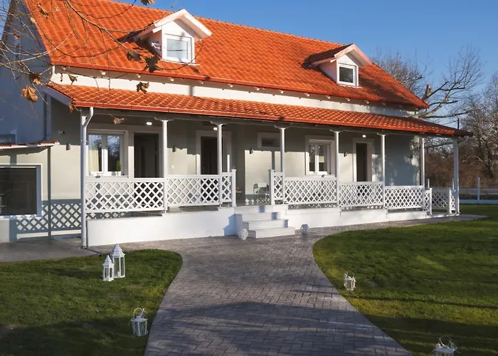 Tennis Home-pozar, Piperia! Daire *